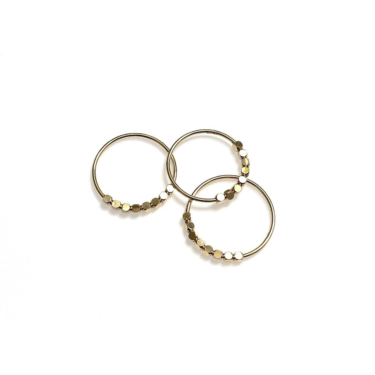 Close-up of 10K gold fidget ring showing moveable cubes that reflect light and create shine