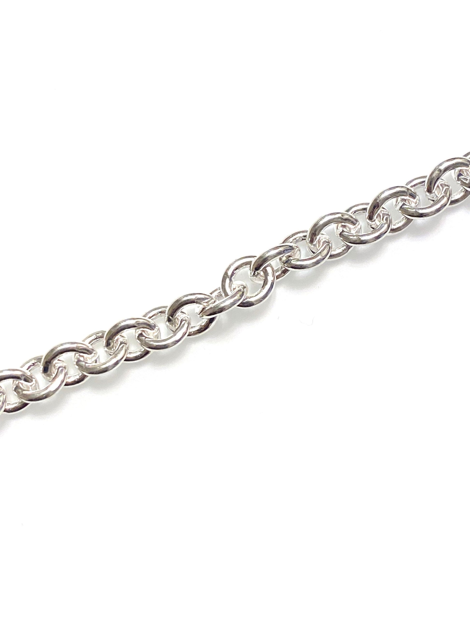 close up of sterling silver chunky anchor chain